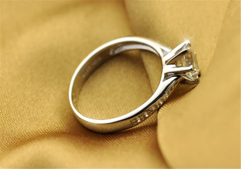 Lia Love – Silberring mit Stein