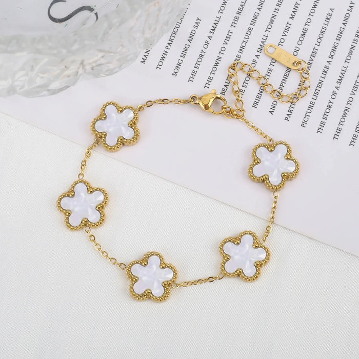 Goldenes Armband mit bunten Kleeblatt-Anhängern